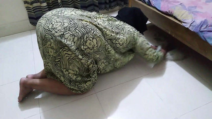 زوجة الأب المصرية تتعثر تحت السرير أثناء تنظيف غرفة ربيب ثم ربيب يضاجع مؤخرتها