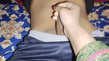 كلية فتاة في سن المراهقة اللسان ديكي