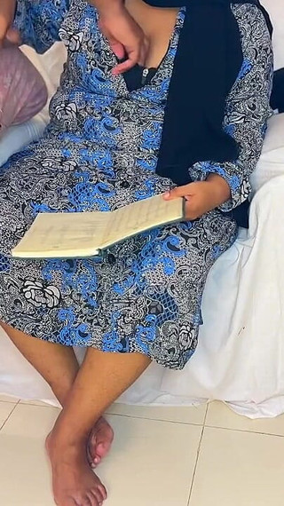 زوجة الأب العربية المسلمة استغل من قبل صديقها السابق عندما لم يكن زوج أمي في المنزل