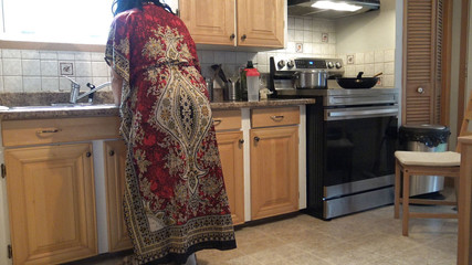 زوجة الأب الحامل تخون ابن زوجها أثناء وجود الزوج في العمل