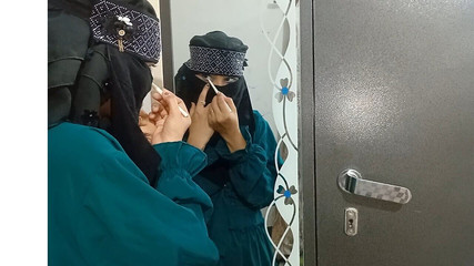 فتاة مسلمة ذات عيون جميلة، تمت مضاجعتها أمام المرآة