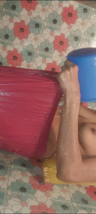 ديشي سخونة وقرنية ساثي دش حمامها