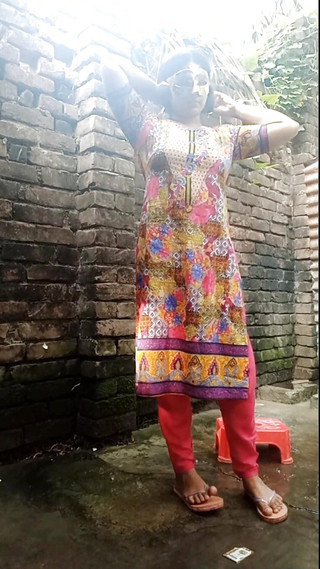 منتديات المثيرة مثير الأخوات مشهد الاستحمام في الحمام المفتوح. شهوة فتاة آخي مشهد الحمام والتبول