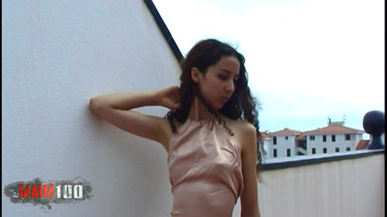 صفية الجميلة المراهقة العربية النحيفة صفية في اللباس الداخلي على الشرفة