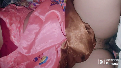 زوجة تشوداكاد بريا تمص قضيب صديقتها المسلمة في منزل والديها، فيديو كامل الوجه من الصعب مص كريمباي