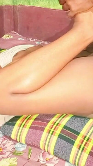 في منتصف الليل، نستيقظ نحن وكل من في المنزل لممارسة الجنس