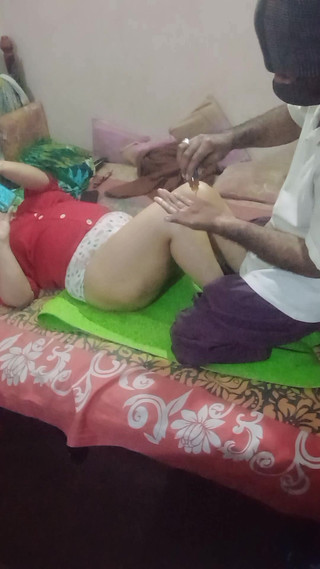 Bhabhi حصلت على تدليك القيام به