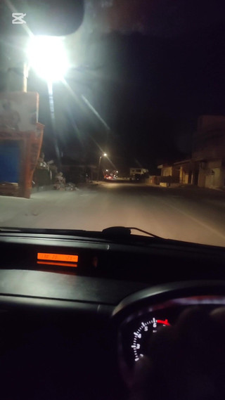 قرنية الحمار الكبير في سن المراهقة الحصول على ديك ديك من الخلف في السيارة