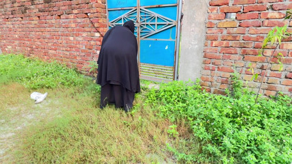 فتاة مسلمة الحجاب من الغابة الجنس في الهواء الطلق