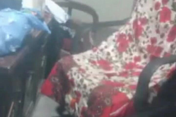 فتاة باكستانية ساخنة تعمل في المنزل وتلعب مع الديك الجزء 2