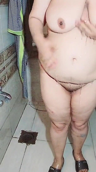 فقاعة مسلمة سمينة تضرب زوجته التي التقطتها الكاميرا أثناء الاستحمام