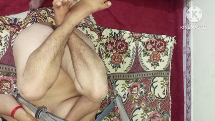 زوجة الأب تغضب من ابن زوجها لأنه لم يعد إلى المنزل مبكرًا