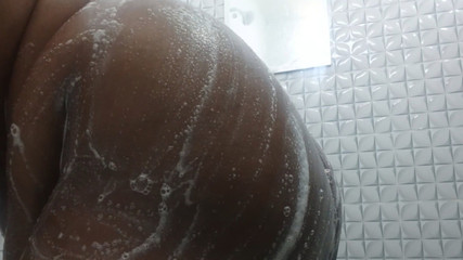 دش حمام الفتاة