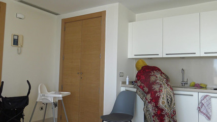 فتاة عربية عربية مع كس مشعر ساخن تحصل على مارس الجنس من قبل رئيسها البريطاني