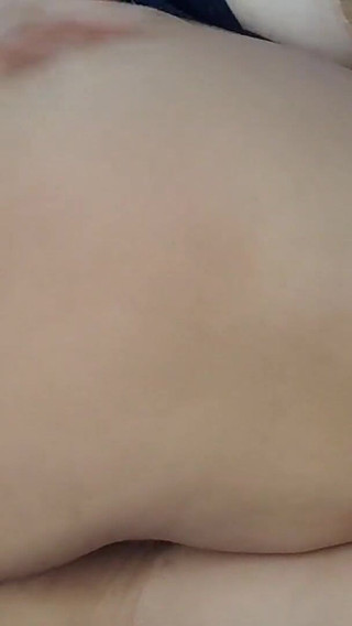 زوجة خائنة تلامس ثدييها في مكالمة فيديو لعشيقها وتظهر له مؤخرتها الضخمة السمينة.