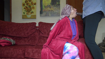 مهاجرة أفغانية تسمح لزميلتها السوداء بالقذف في فمها بعد العمل