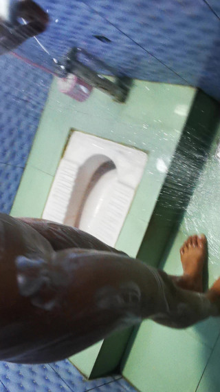 الجنس العنيف مع فتاة تمارس الجنس في الحمام