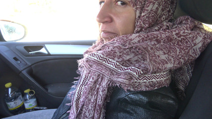 امرأة تركية مسلمة تعطي رجل أمريكي منحرف وظيفة يدوية في سيارته