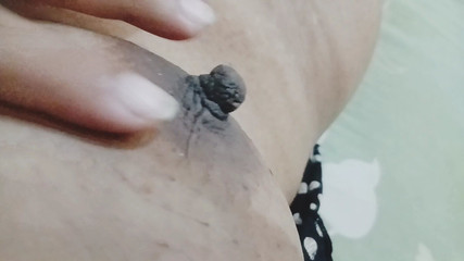 تركني صديقي وحدي وبدأت في ممارسة العادة السرية على كستي الساخنة