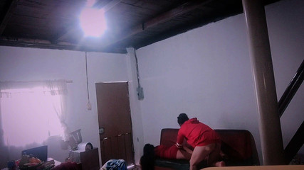 الساخنة الفنزويلية مستلقية على الأريكة وشريكها وهي غنية جدًا