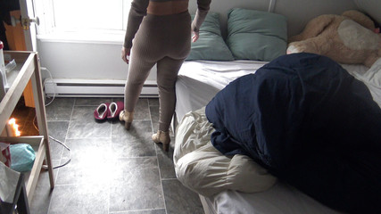 امرأة جزائرية تمارس الجنس مع الرجال في منزلها في مرسيليا كل يوم