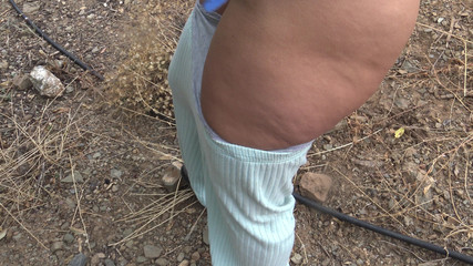 خيانة زوجة المزارع المصري، فلنضاجع جارتها في الخارج