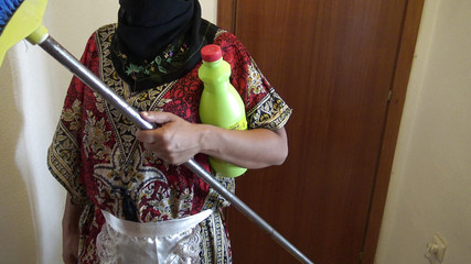 خادمة الهواة الحقيقية يعطي rimjob لرئيسها