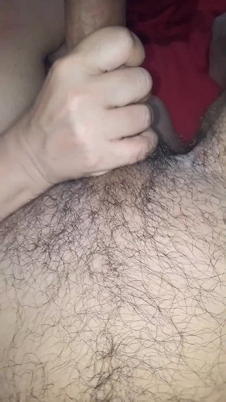 دخلها شقيقها غير الشقيق عاريا تحت الغطاء