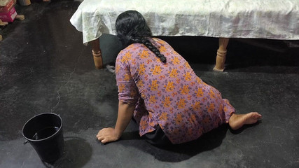 تقوم عمتي بتنظيف المنزل واحتضنت عمتي