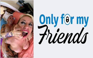 أخيرًا يمكنها أن تمارس الجنس مع وقحة ذات بزاز كبيرة وتستمتع بكس محلوق بينما تحمل قضيبًا صلبًا في كسها